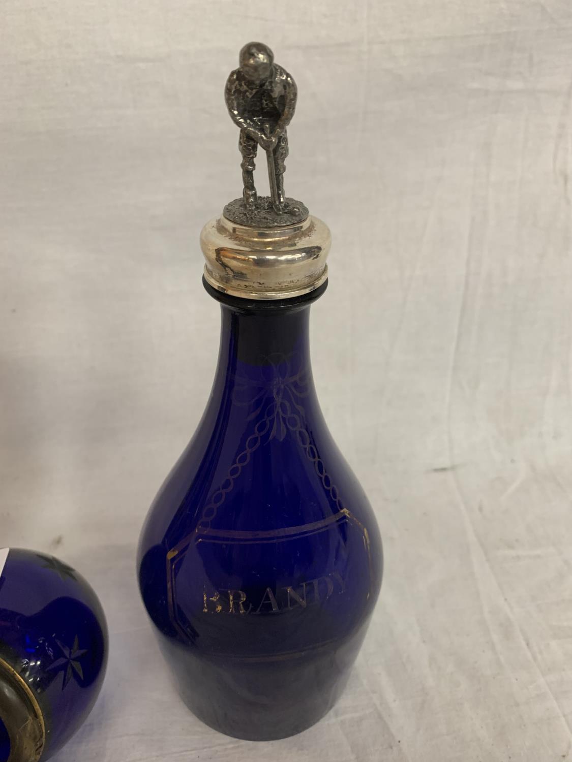 THREE ITEMS OF BLUE GLASSWARE TO INCLUDE A GILT PAINTED VASE, A BRANDY BOTTLE WITH GOLFING FIGURE - Image 4 of 6
