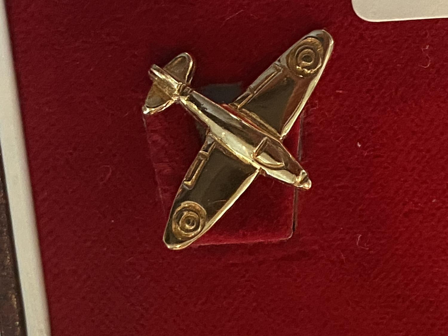 A PAIR OF 9 CARAT GOLD SPITFIRE CUFFLINKS - Bild 2 aus 3