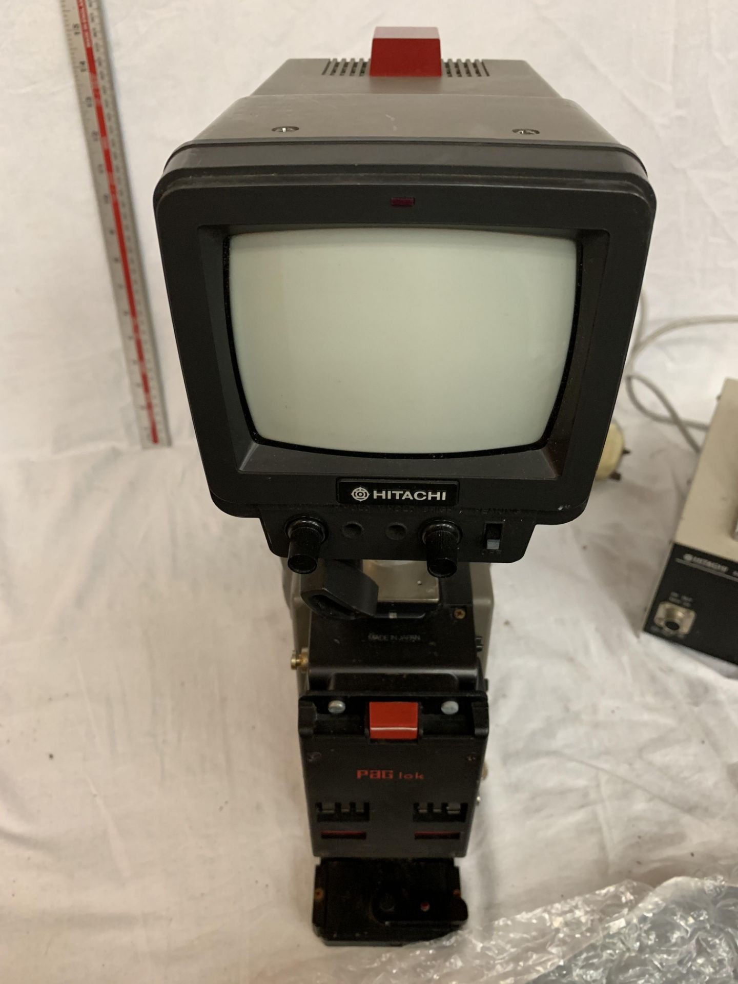 A HITACHI C1 BROADCAST CAMERA WITH ATTACHED SCREEN AND POWER PACK - Image 4 of 5