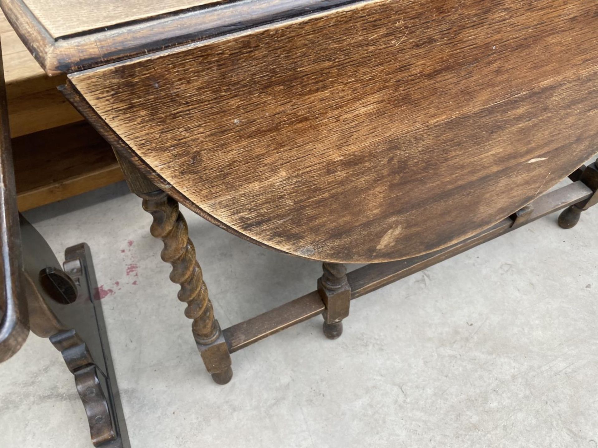 AN OVAL OAK DROP LEAF DINING TABLE ON BARLEY TWIST SUPPORTS - Image 3 of 4