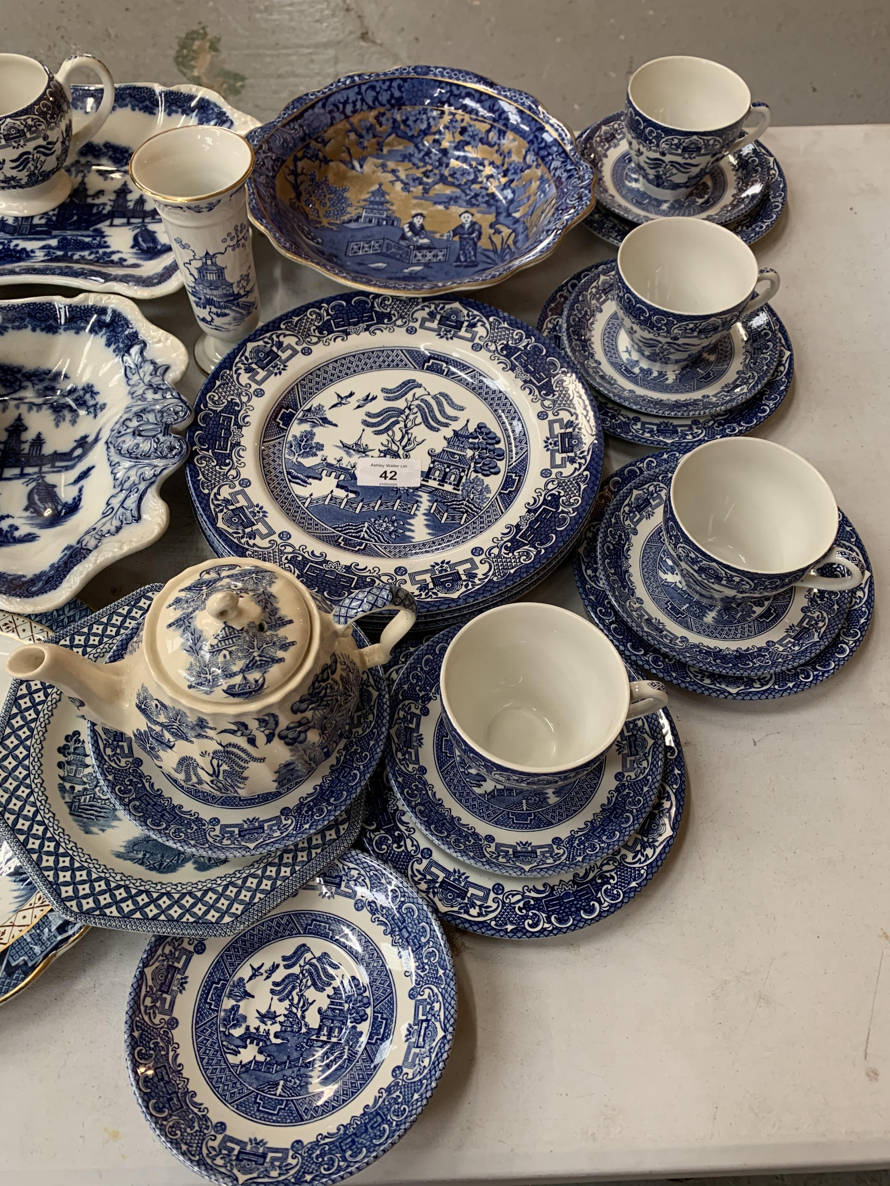 A LARGE COLLECTION OF BLUE AND WHITE POTTERY WITH TO INCLUDE BOWLS, PLATES, CUPS, SAUCERS, TEAPOT - Image 2 of 3