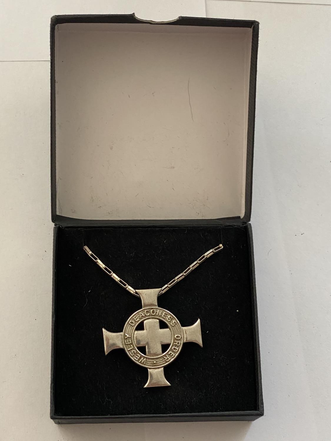 A HALLMARKED BIRMINGHAM SILVER 1892 WESLEY DEACONESS ORDER CROSS AND CHAIN