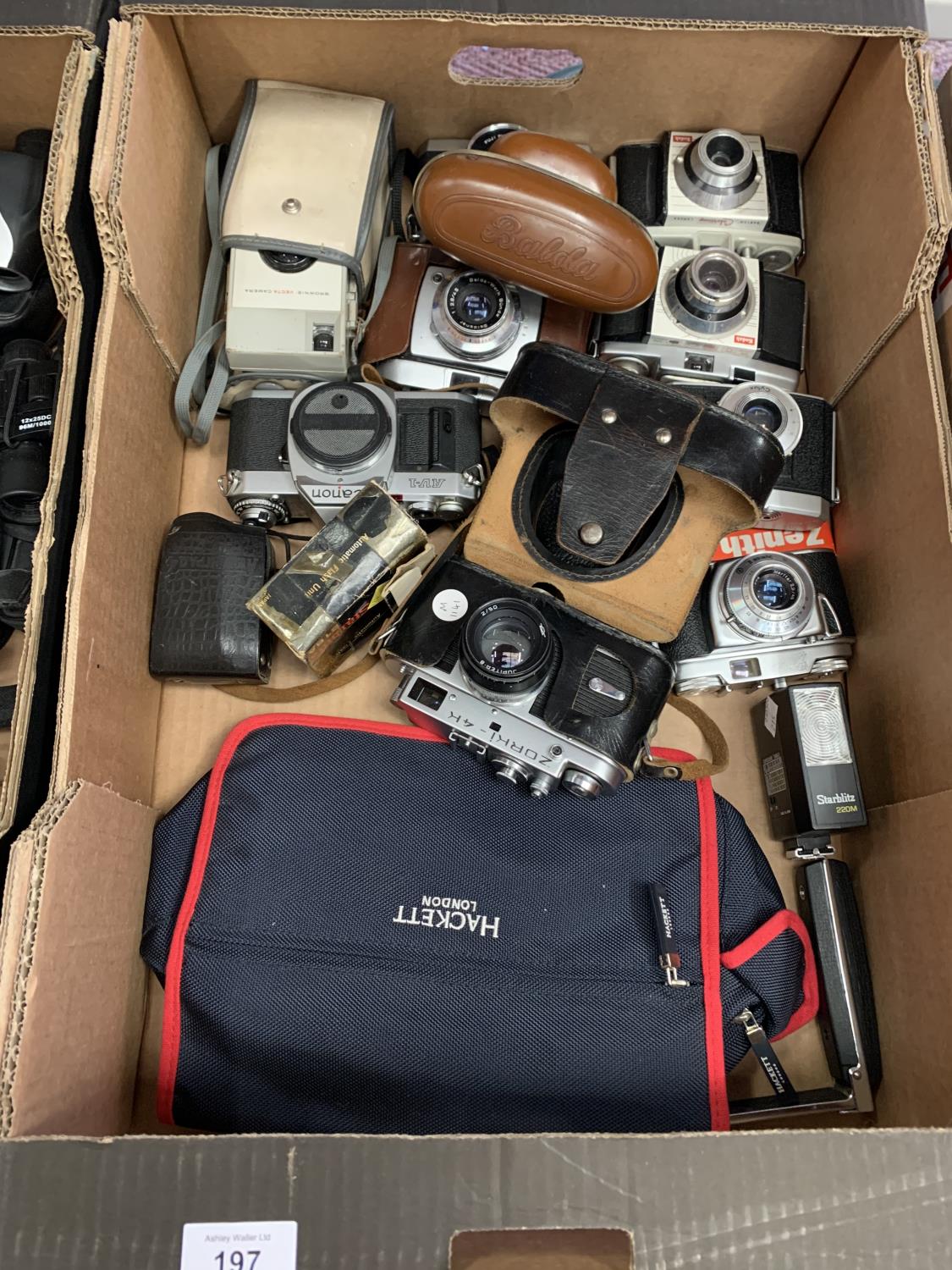 A QUANTITY OF VINTAGE CAMERAS AND CASES TO INCLUDE BROWNIE, BALDA, KODAK, CANON ETC