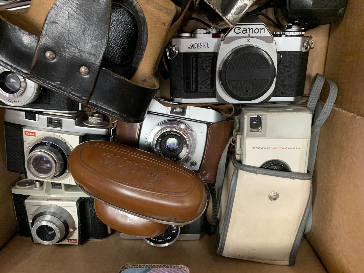 A QUANTITY OF VINTAGE CAMERAS AND CASES TO INCLUDE BROWNIE, BALDA, KODAK, CANON ETC - Image 3 of 3