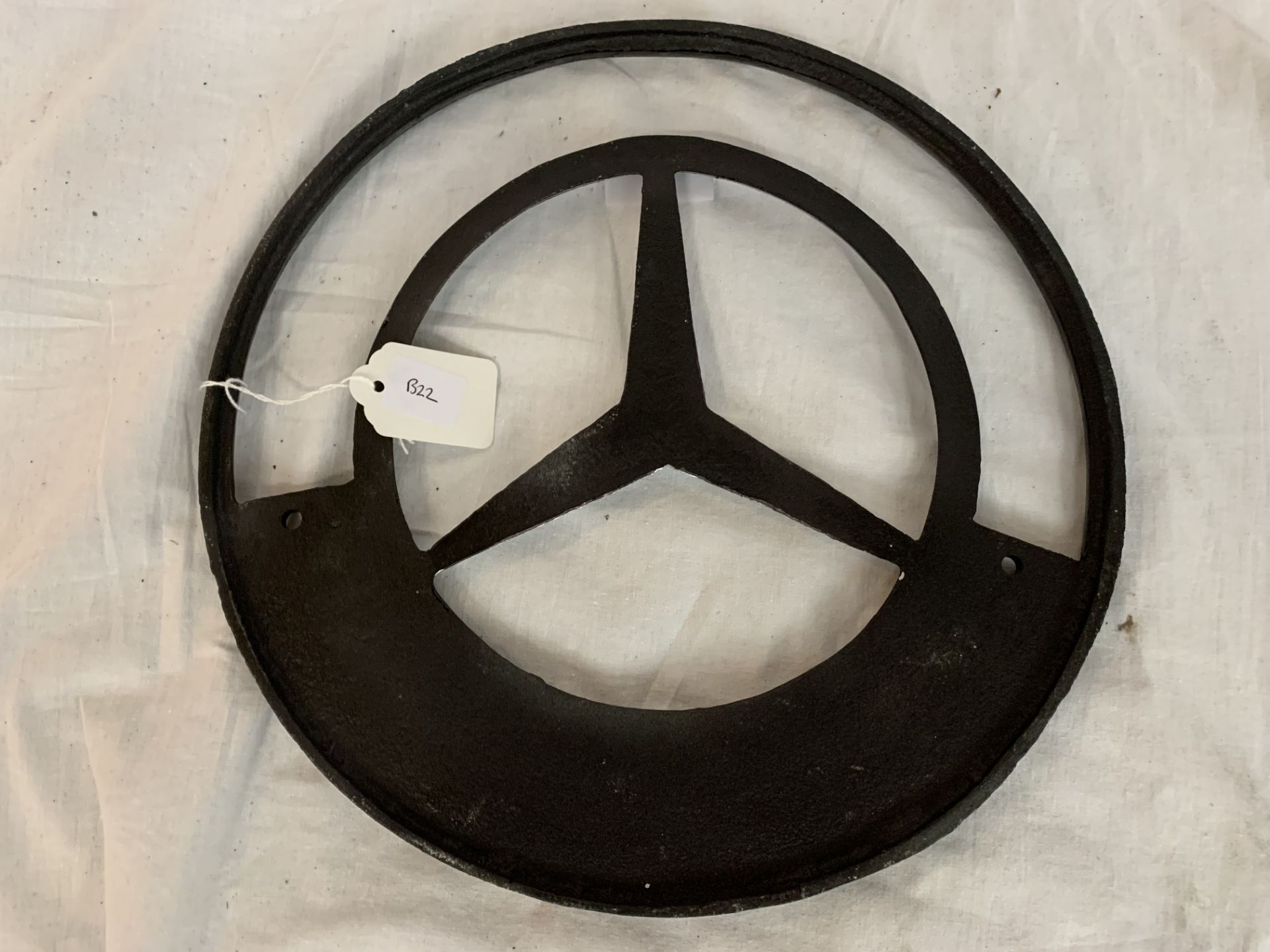 A CAST MERCEDES BENZ CIRCULAR SIGN 12 INCHES DIAMETER - Image 4 of 4