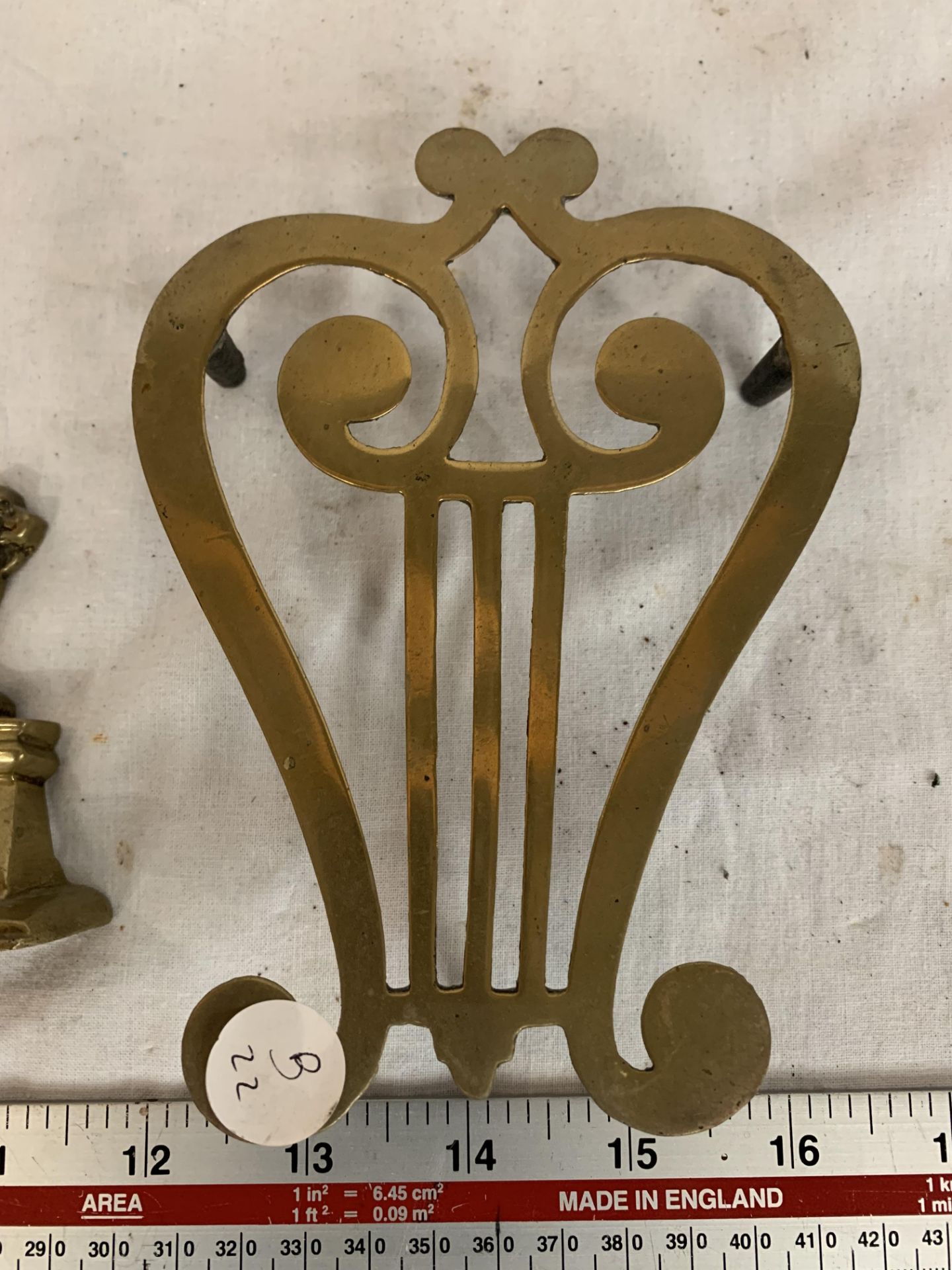 THREE ITEMS OF BRASS TO INCLUDE A TRIVET AND SPANIEL FIGURE - Image 2 of 4