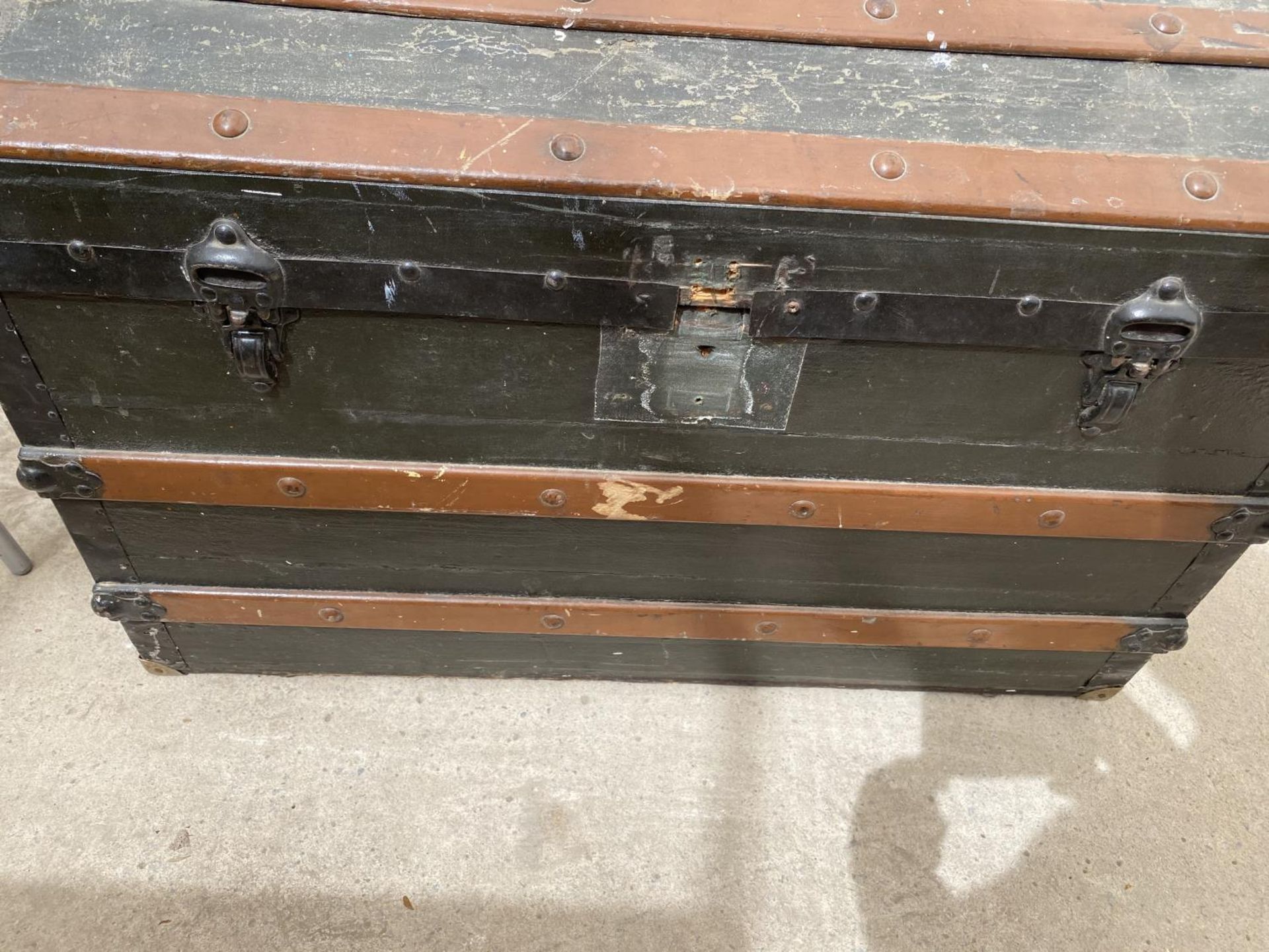 A WOOD BOUND SHIPPING CHEST - Image 3 of 4