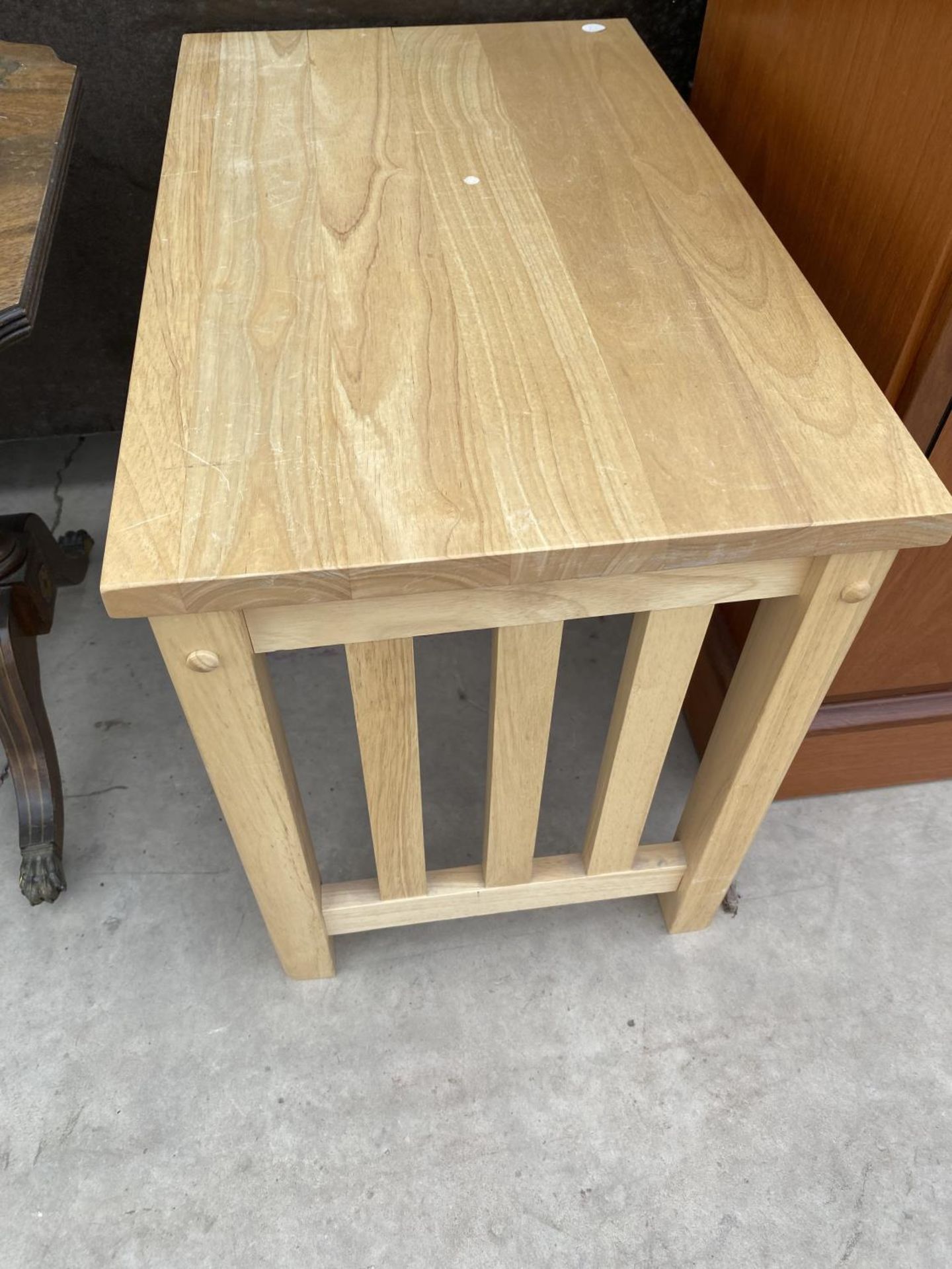 A MODERN OAK OCCASIONAL TABLE AND A MAHOGANY COFFEE TABLE - Image 4 of 4