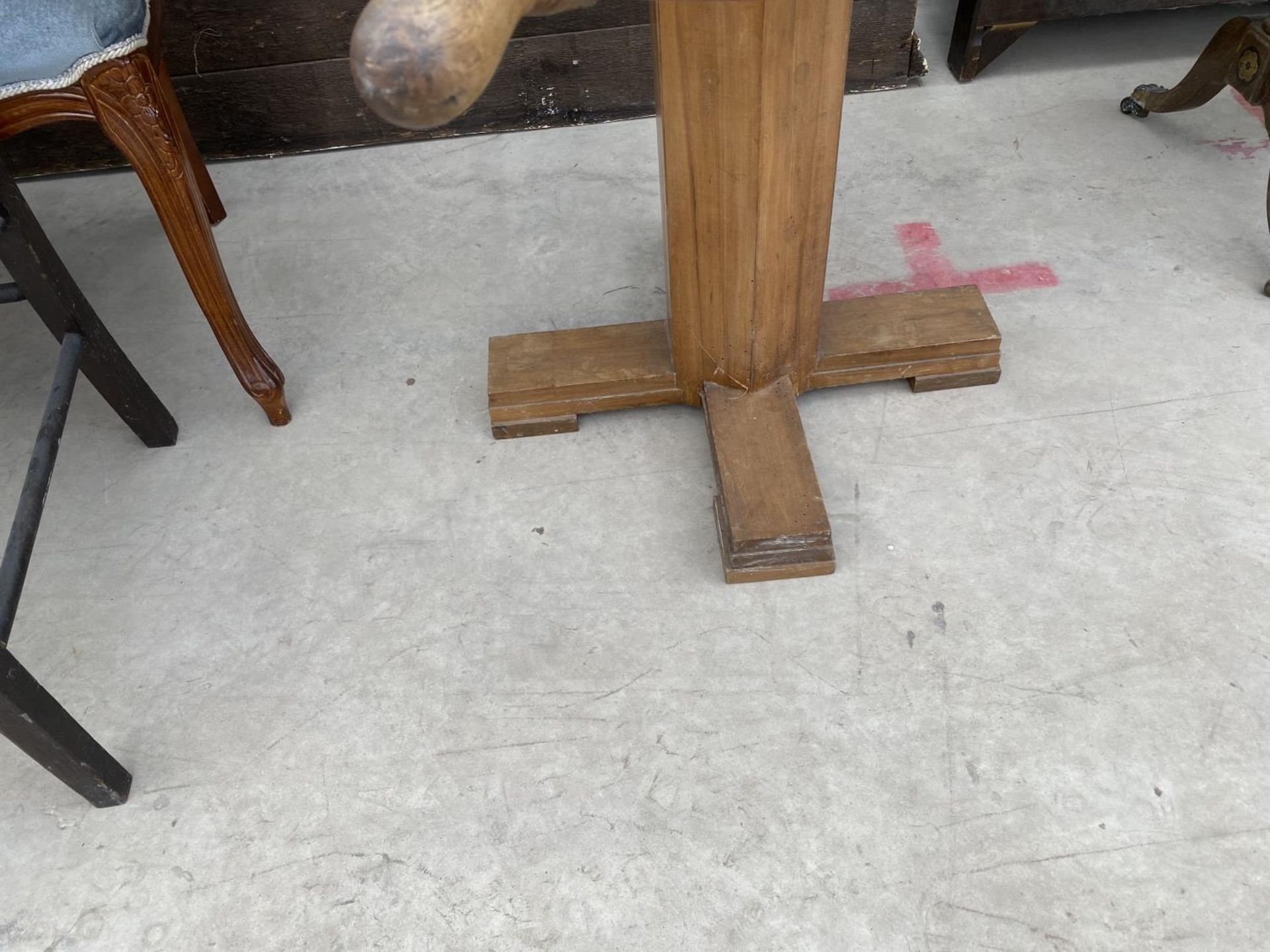 A SHIP'S WHEEL COFFEE TABLE WITH GLASS TOP - Image 3 of 3