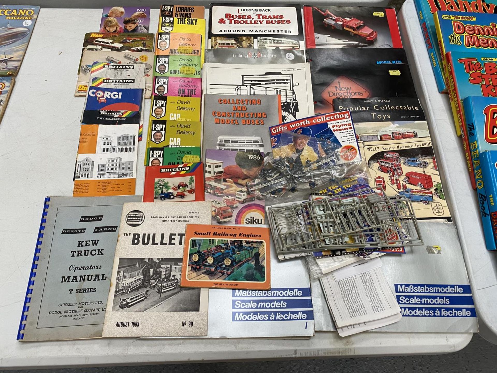 A QUANTITY OF MODELER'S MAGAZINES AND BROCHURES