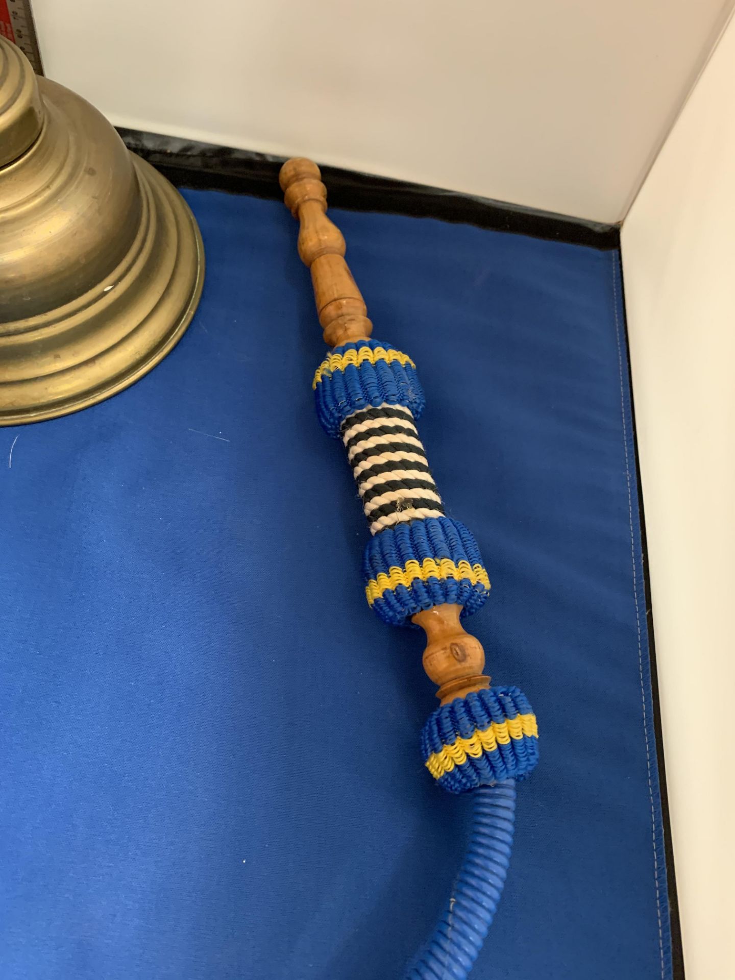 A BRASS SHISHA PIPE WITH A BLUE BRAIDED PIPE - Image 4 of 5