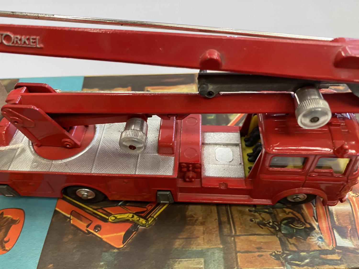 A CORGI MAJOR TOYS SIMON SNORKEL FIRE ENGINE IN ORIGINAL BOX - MODEL NUMBER 1127 - Image 2 of 3