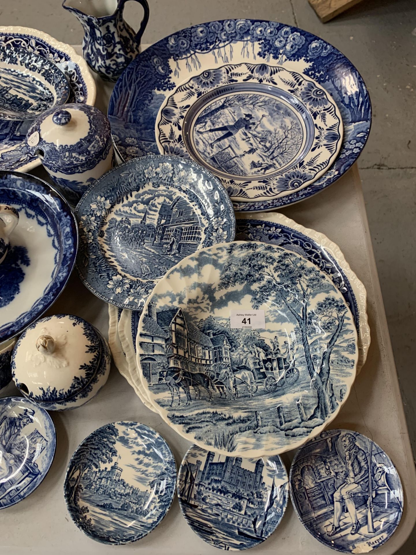 A LARGE COLLECTION OF BLUE AND WHITE POTTERY TO INCLUDE PLATES, JUGS, BOWLS AND LIDDED JARS ETC - Image 2 of 3