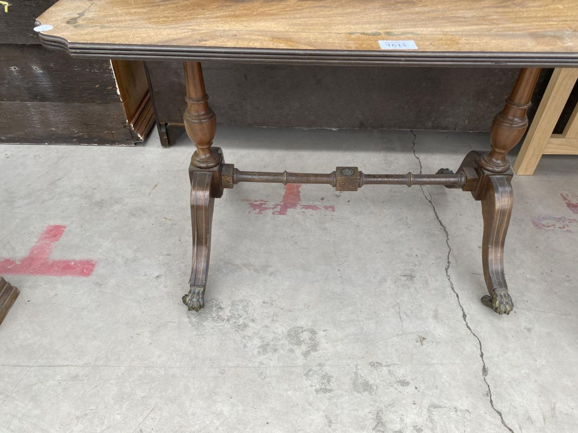 A MODERN OAK OCCASIONAL TABLE AND A MAHOGANY COFFEE TABLE - Image 3 of 4