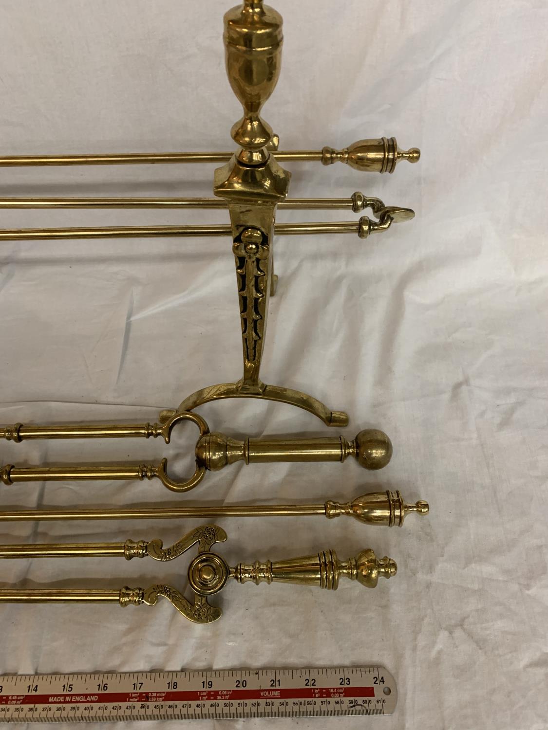 VARIOUS BRASS FIRESIDE ITEMS TO INCLUDE COMPANION SETS AND TRIVETS - Image 2 of 5