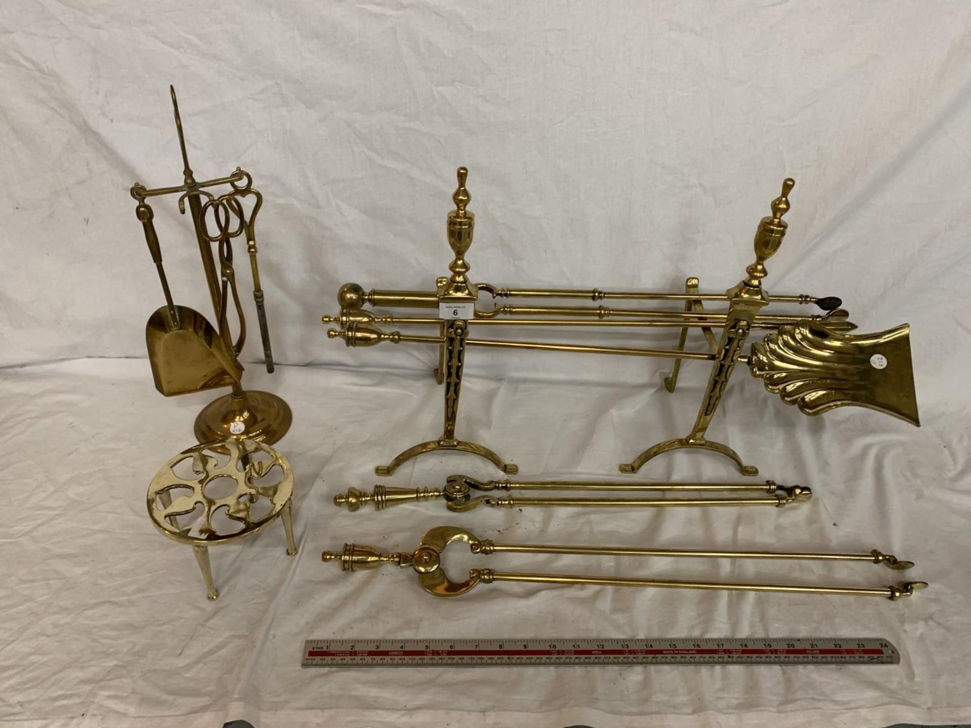 VARIOUS BRASS FIRESIDE ITEMS TO INCLUDE COMPANION SETS AND TRIVETS - Image 4 of 5