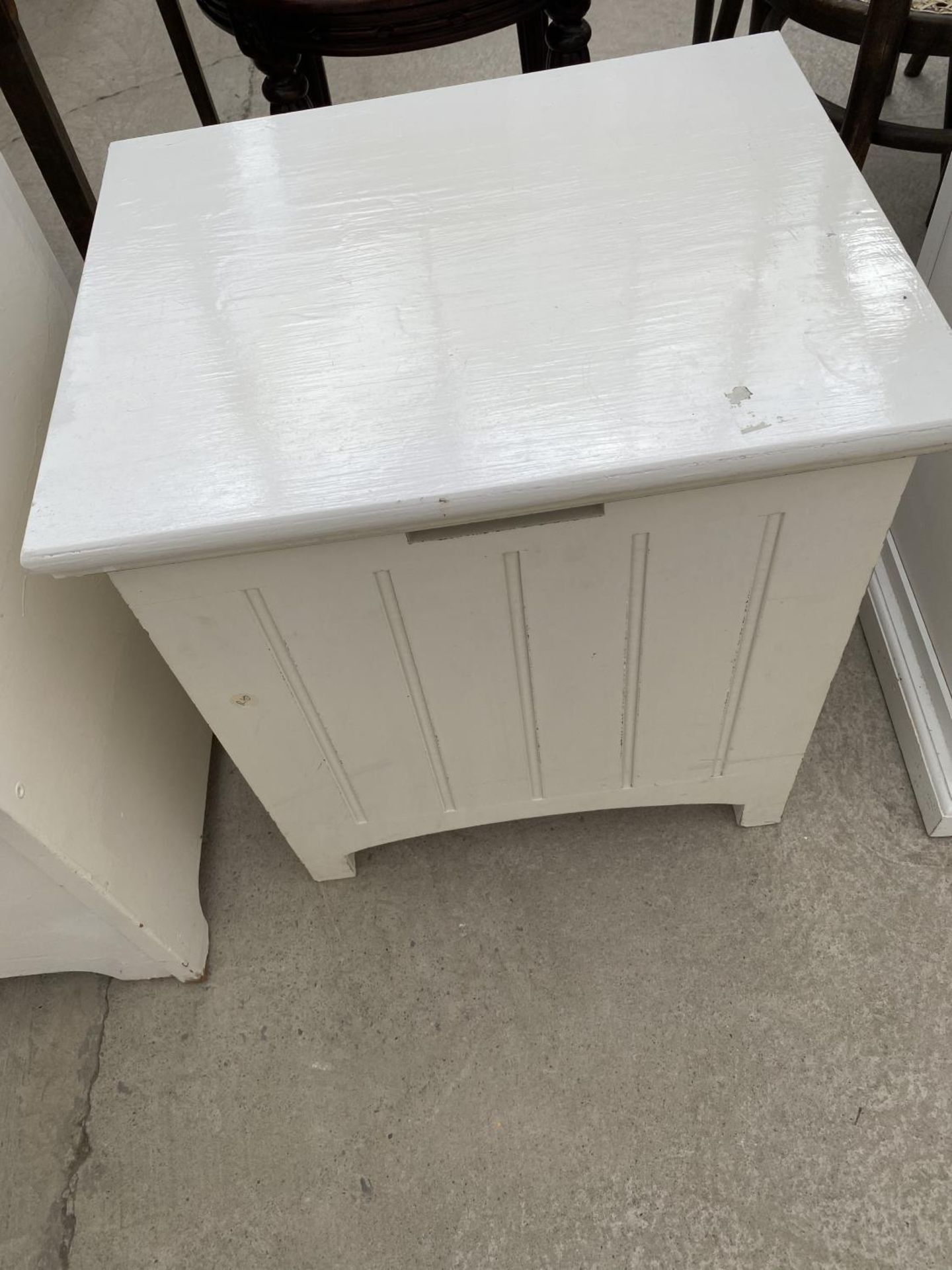 A WHITE BEDROOM SEAT WITH STORAGE COMPARTMENT AND A WHITE LINEN BOX - Image 4 of 5