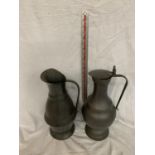 A PAIR OF PEWTER WINE JUGS, ONE LIDDED, MARKED TO THE BASE, APPROXIMATELY 36CM HIGH