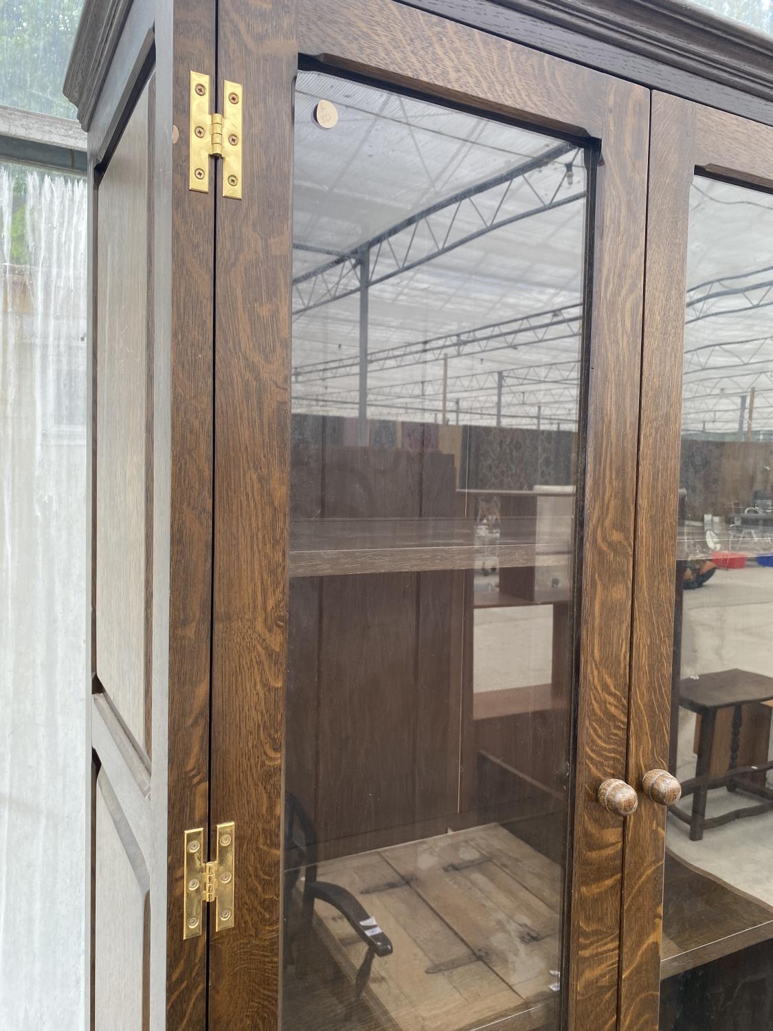 A LARGE SOLID OAK CABINET WITH THREE LOWER DOORS AND DRAWERS AND FOUR UPPER GLAZED DOORS - Image 2 of 5