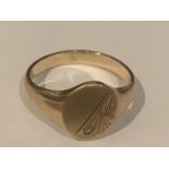 A 9 CARAT GOLD SIGNET RING 6.5 GRAMS