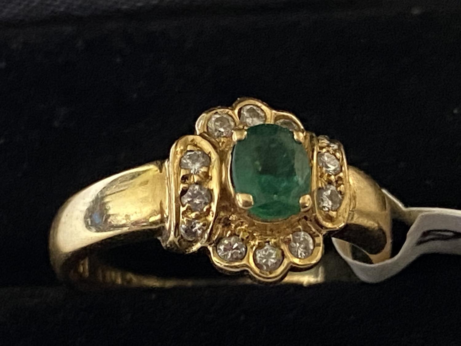 AN 18 CARAT YELLOW GOLD, EMERALD AND DIAMOND CHIP RING - WEIGHT 2.7 GRAMS, RING SIZE K - Image 3 of 3