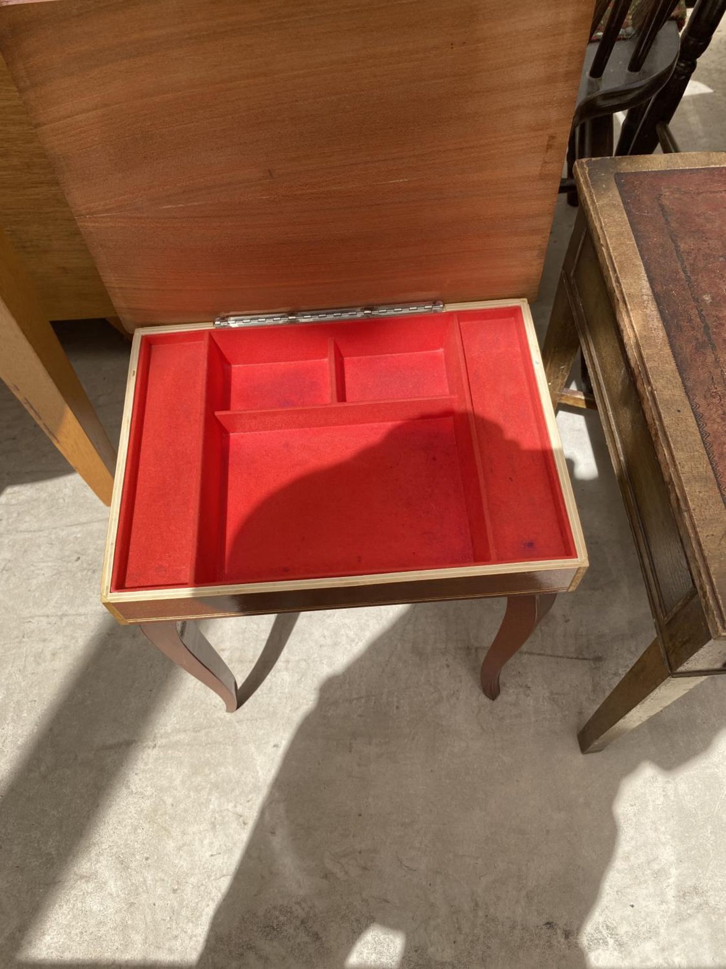 AN ITALIAN INLAID MAHOGANY SEWING TABLE WITH HINGED TOP AND A MAHOGANY COFFEE TABLE - Image 2 of 2