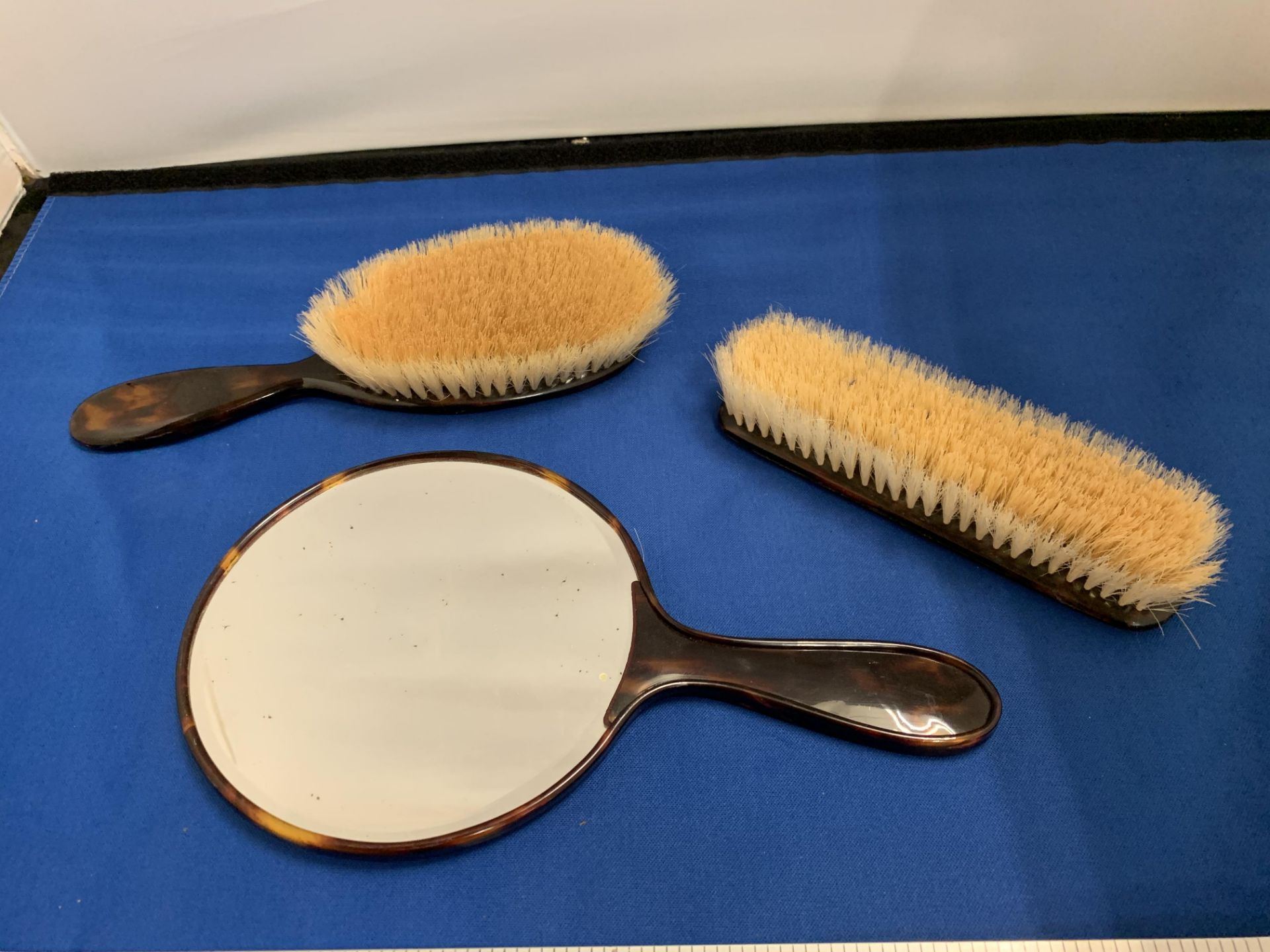 A TORTOISHELL EFFECT THREE PIECE DRESSING TABLE SET COMPRSING OF A MIRROR AND TWO BRUSHES - Image 2 of 2