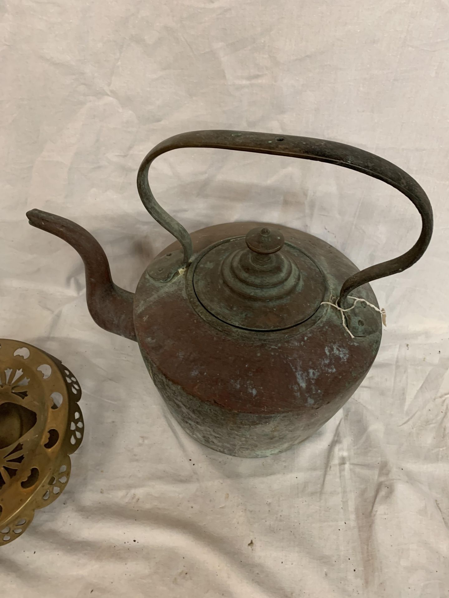 A VINTAGE BRASS TRIVET STAND TOGETHER WITH TWO COPPER STOVE TOP KETTLES - Image 2 of 6