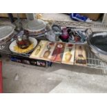 A LARGE COLLECTION OF KITCHEN RELATED ITEMS TO INCLUDE KNIVES, JARS, CUTLERY, WALL PLAQUES, PANS ETC
