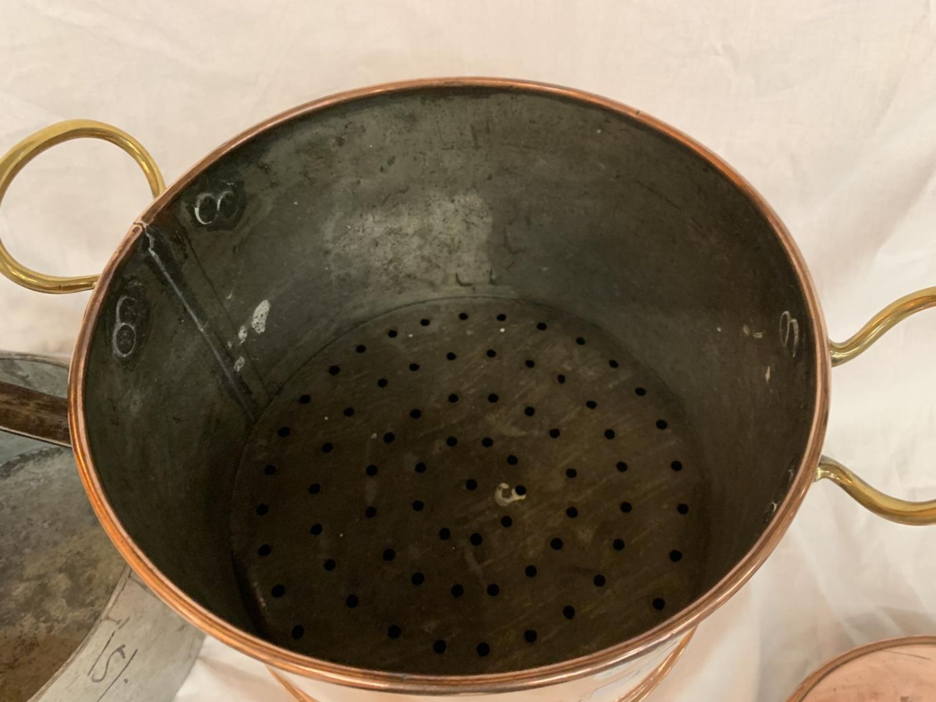 A VICTORIAN LARGE COPPER STEAMER WITH LINER 42CM HIGH - Image 4 of 5