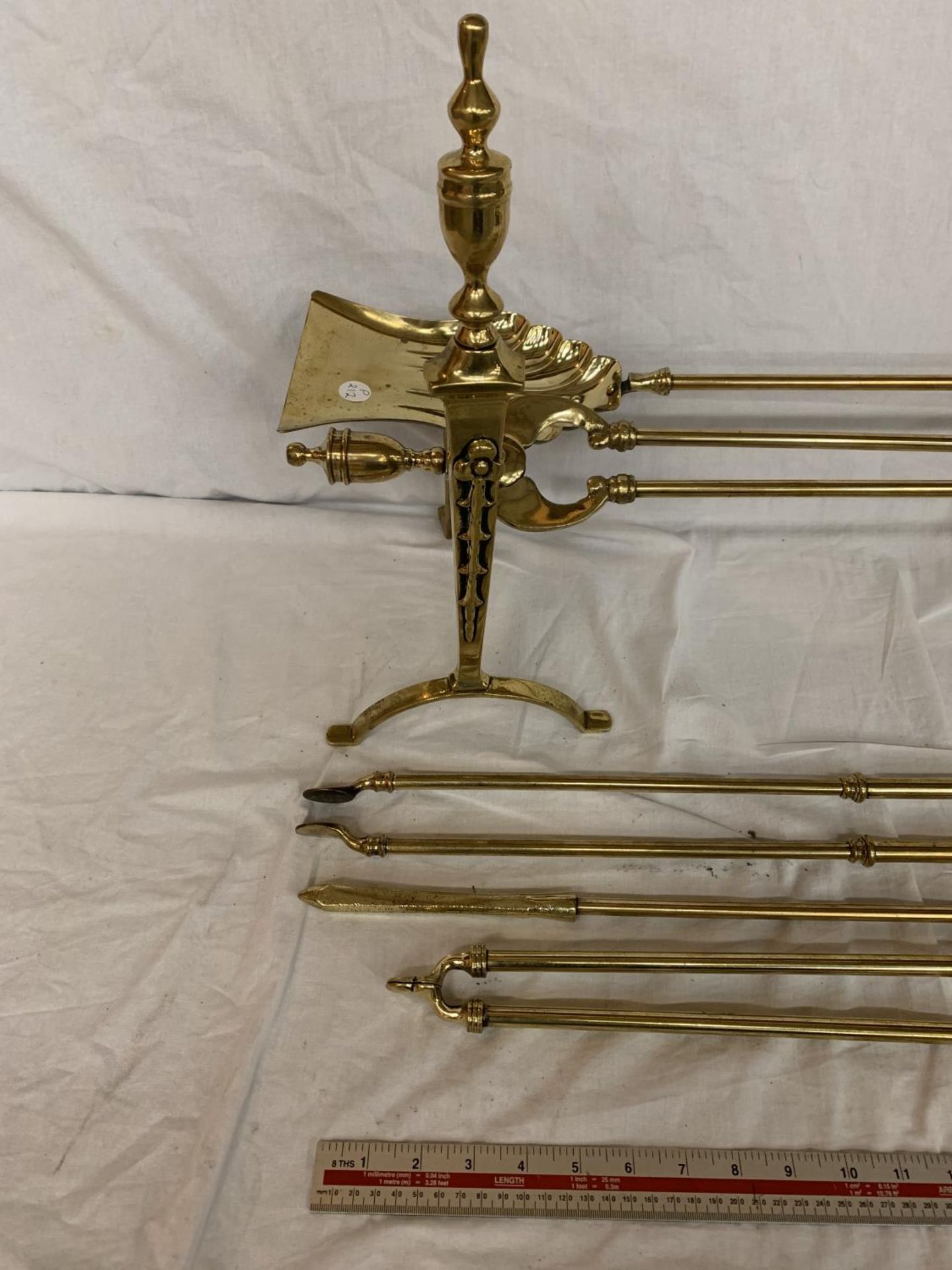 VARIOUS BRASS FIRESIDE ITEMS TO INCLUDE COMPANION SETS AND TRIVETS - Image 3 of 5