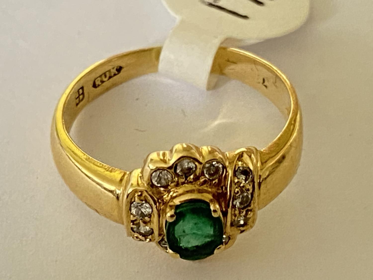AN 18 CARAT YELLOW GOLD, EMERALD AND DIAMOND CHIP RING - WEIGHT 2.7 GRAMS, RING SIZE K