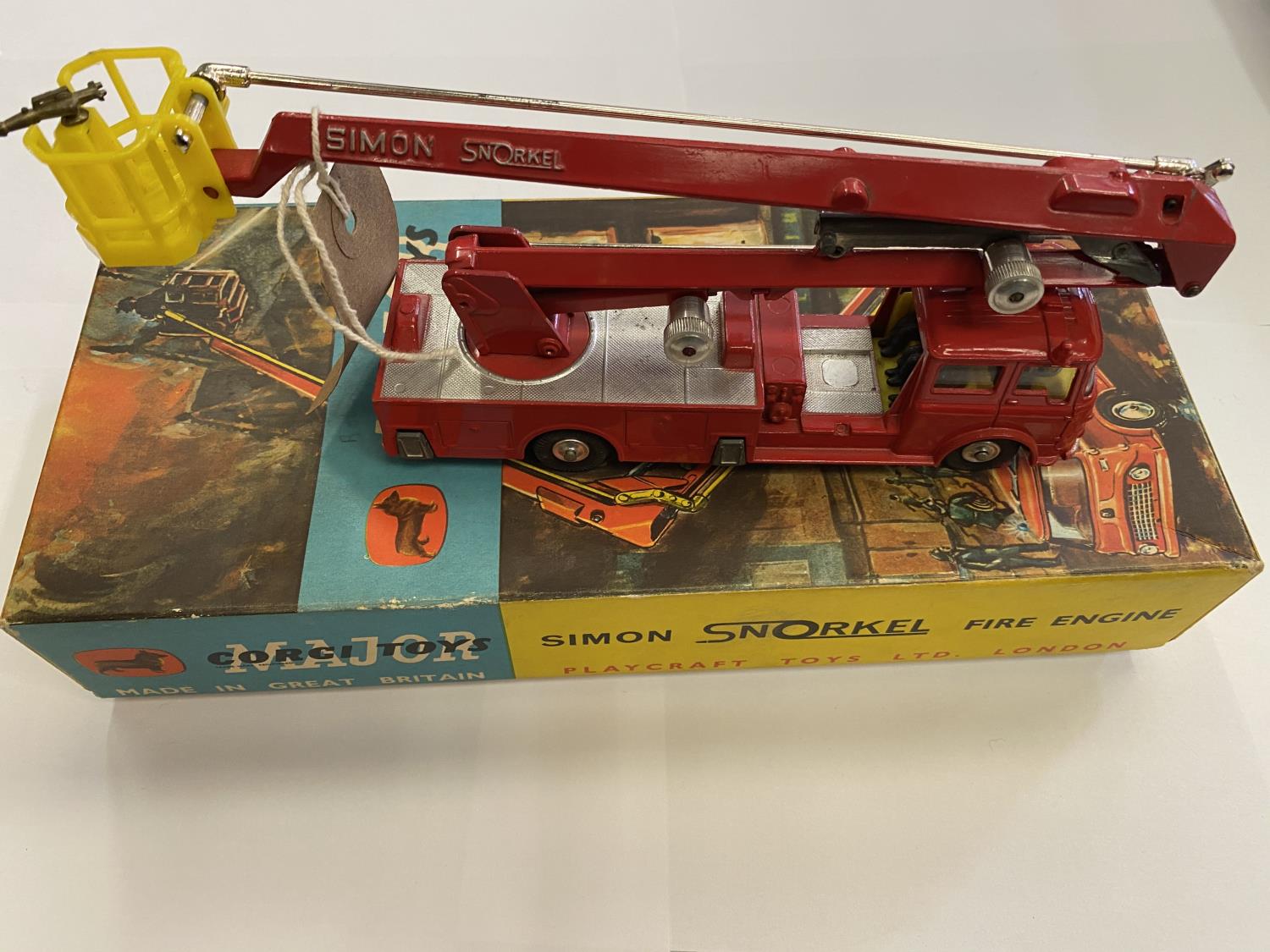 A CORGI MAJOR TOYS SIMON SNORKEL FIRE ENGINE IN ORIGINAL BOX - MODEL NUMBER 1127