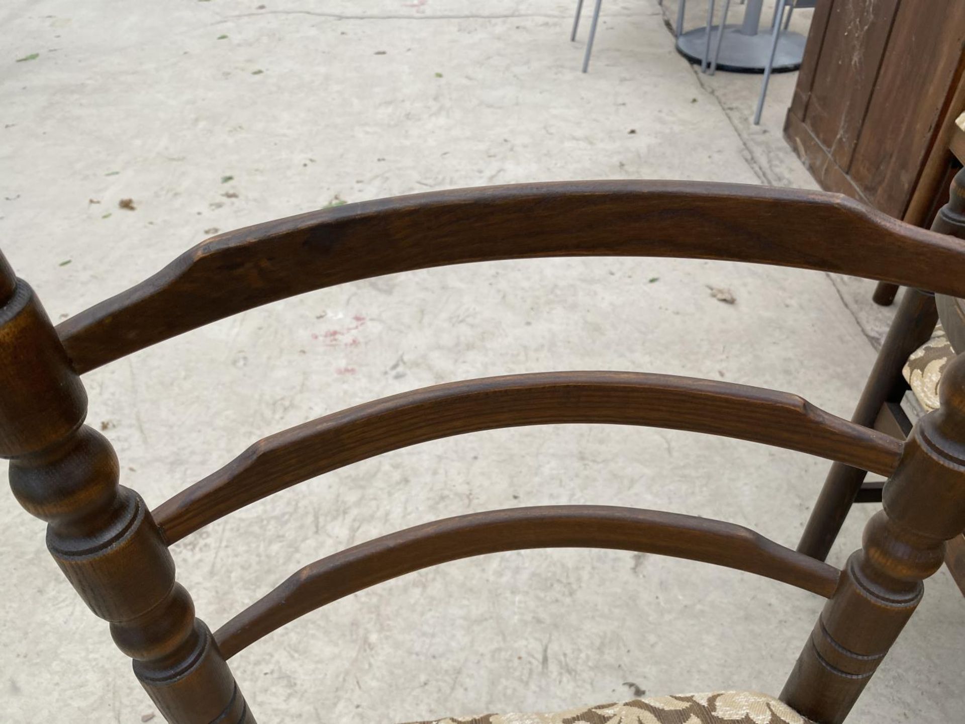 A YOUNGER TOLEDO OAK EXTENDING DINING TABLE WITH FOUR DINING CHAIRS AND TWO CARVERS - Image 5 of 6