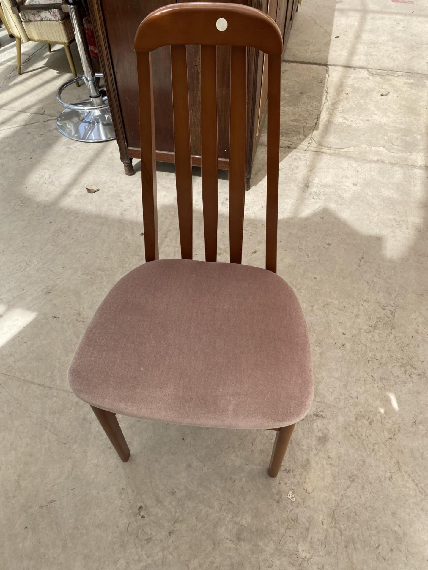 A RETRO EXTENDING TEAK DINING TABLE AND SIX TEAK DINING CHAIRS - Image 3 of 4