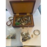 A JEWELLERY BOX CONTAINING VARIOUS WATCHES AND COSTUME JEWELLERY