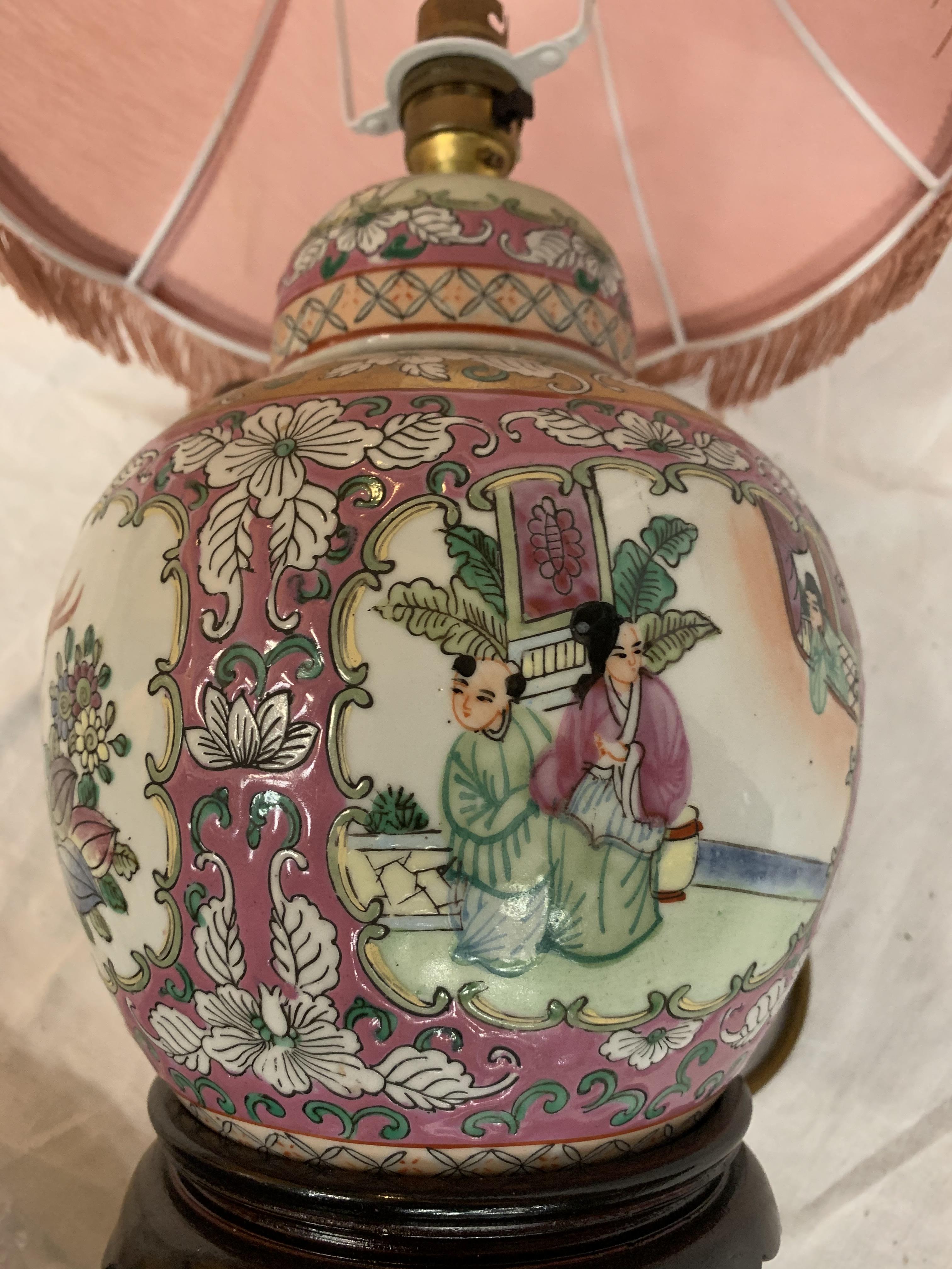 AN ORIENTAL TABLE LAMP DEPICTING FLOWERS AND BIRDS ON A WOODEN BASE - Image 3 of 3