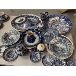 A LARGE COLLECTION OF BLUE AND WHITE POTTERY TO INCLUDE PLATES, JUGS, BOWLS AND LIDDED JARS ETC