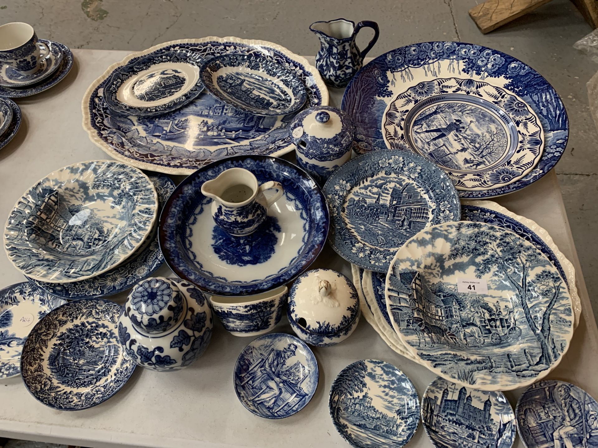 A LARGE COLLECTION OF BLUE AND WHITE POTTERY TO INCLUDE PLATES, JUGS, BOWLS AND LIDDED JARS ETC