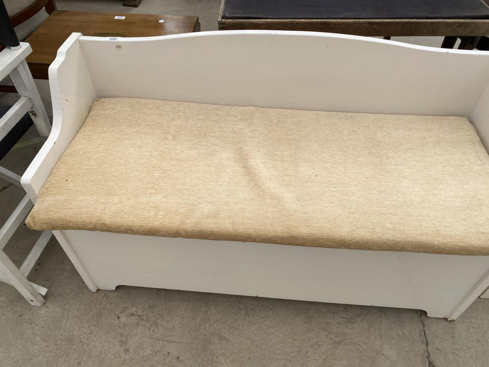 A WHITE BEDROOM SEAT WITH STORAGE COMPARTMENT AND A WHITE LINEN BOX - Image 2 of 5