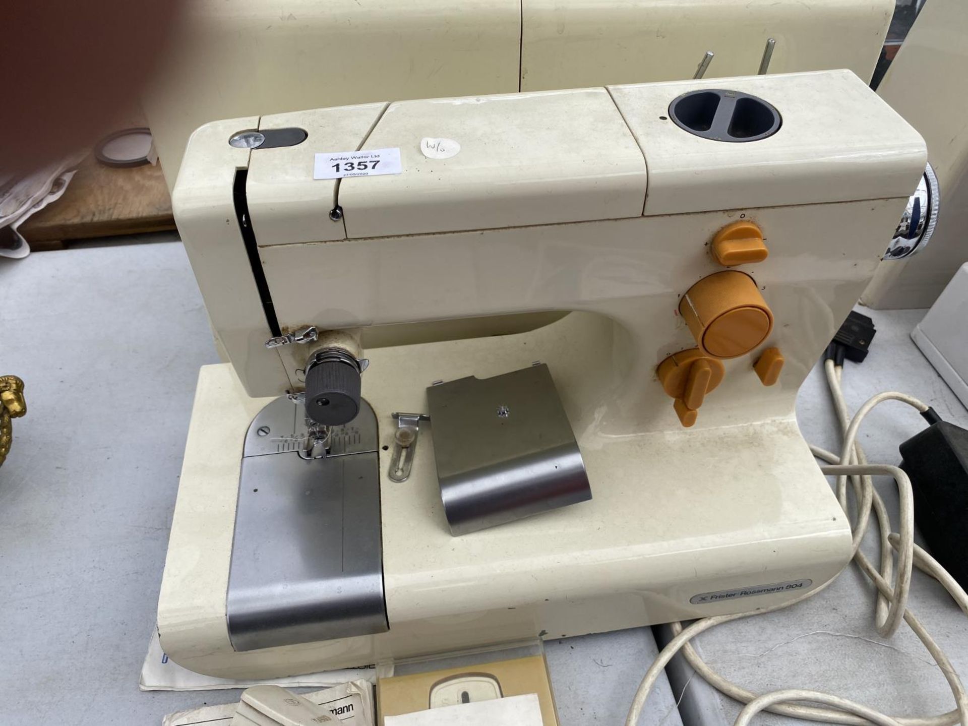 A CASED FRISTER ROSSMANN SEWING MACHINE WITH ACCESSORIES IN WORKING ORDER - Image 2 of 2