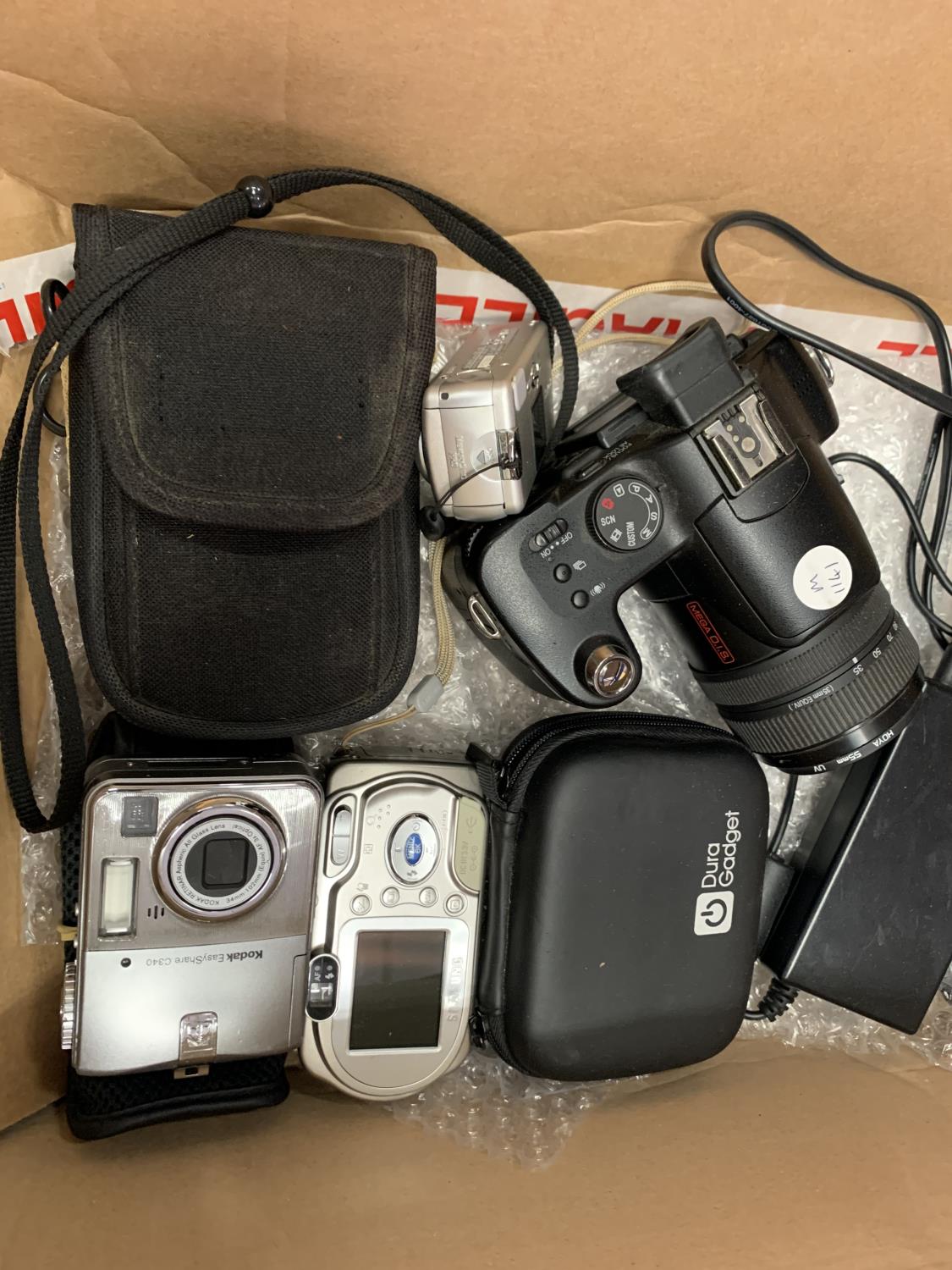 VARIOUS DIGITAL CAMERAS AND CASES TO INCLUDE KODAK, SAMSUNG ETC - Image 2 of 3