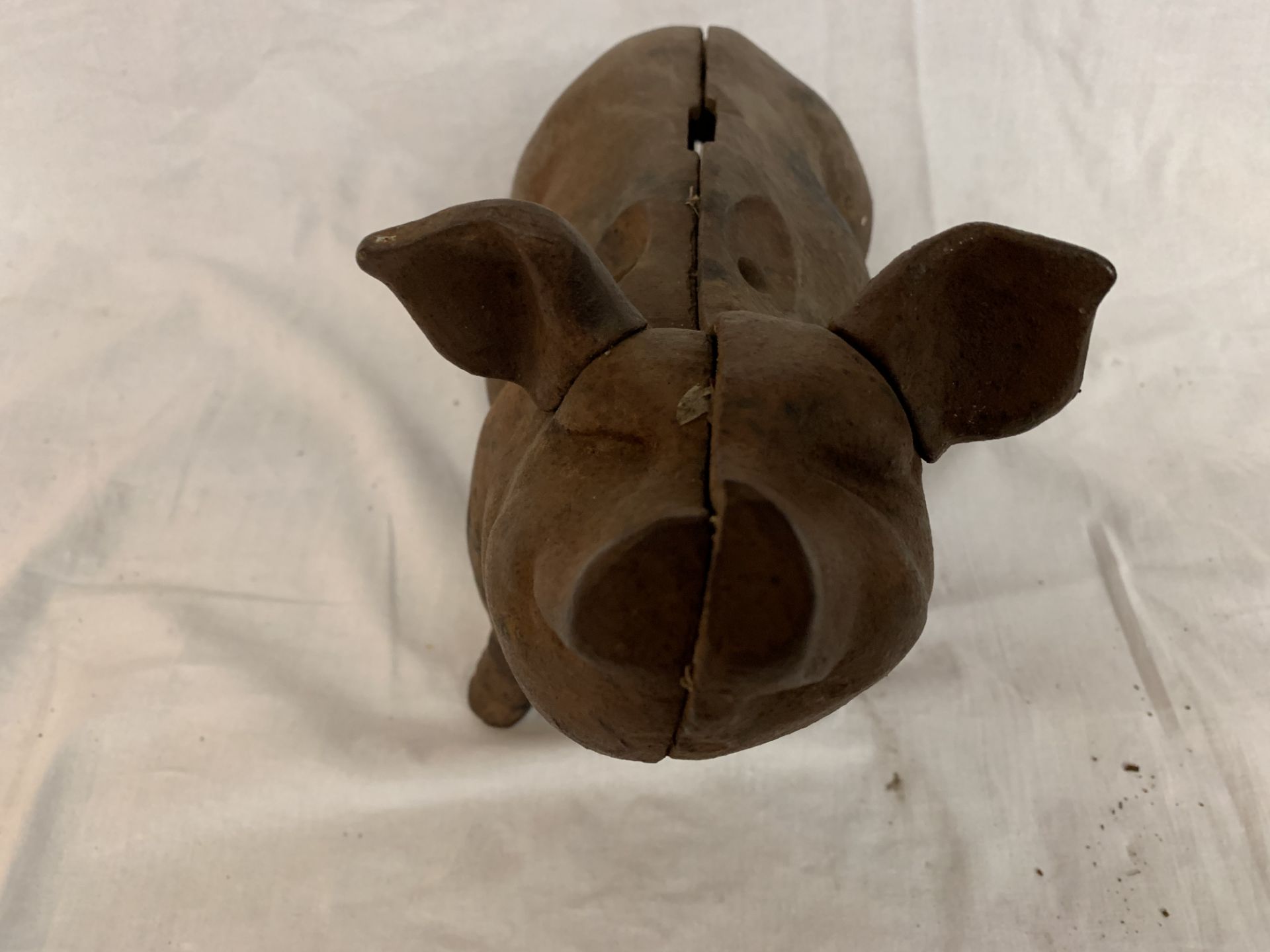 A VINTAGE CAST IRON PIG APPROXIMATELY 14 INCHES LONG - Image 3 of 4