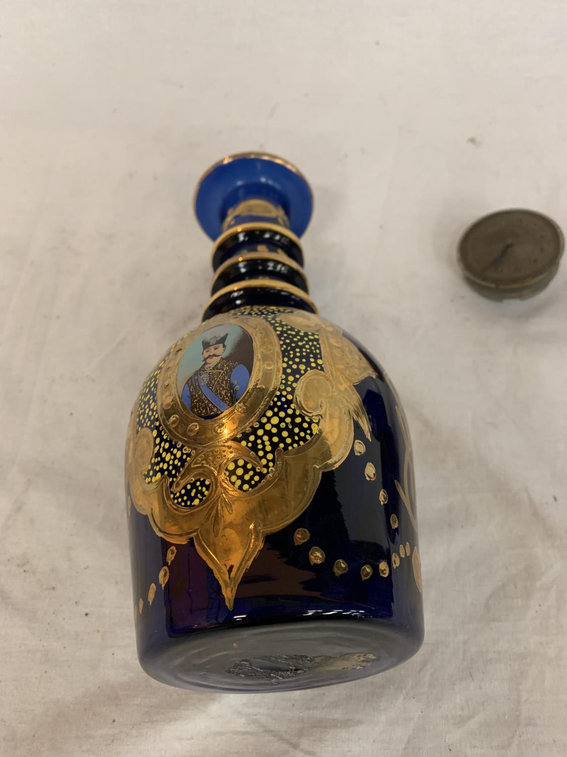 THREE ITEMS OF BLUE GLASSWARE TO INCLUDE A GILT PAINTED VASE, A BRANDY BOTTLE WITH GOLFING FIGURE - Image 6 of 6