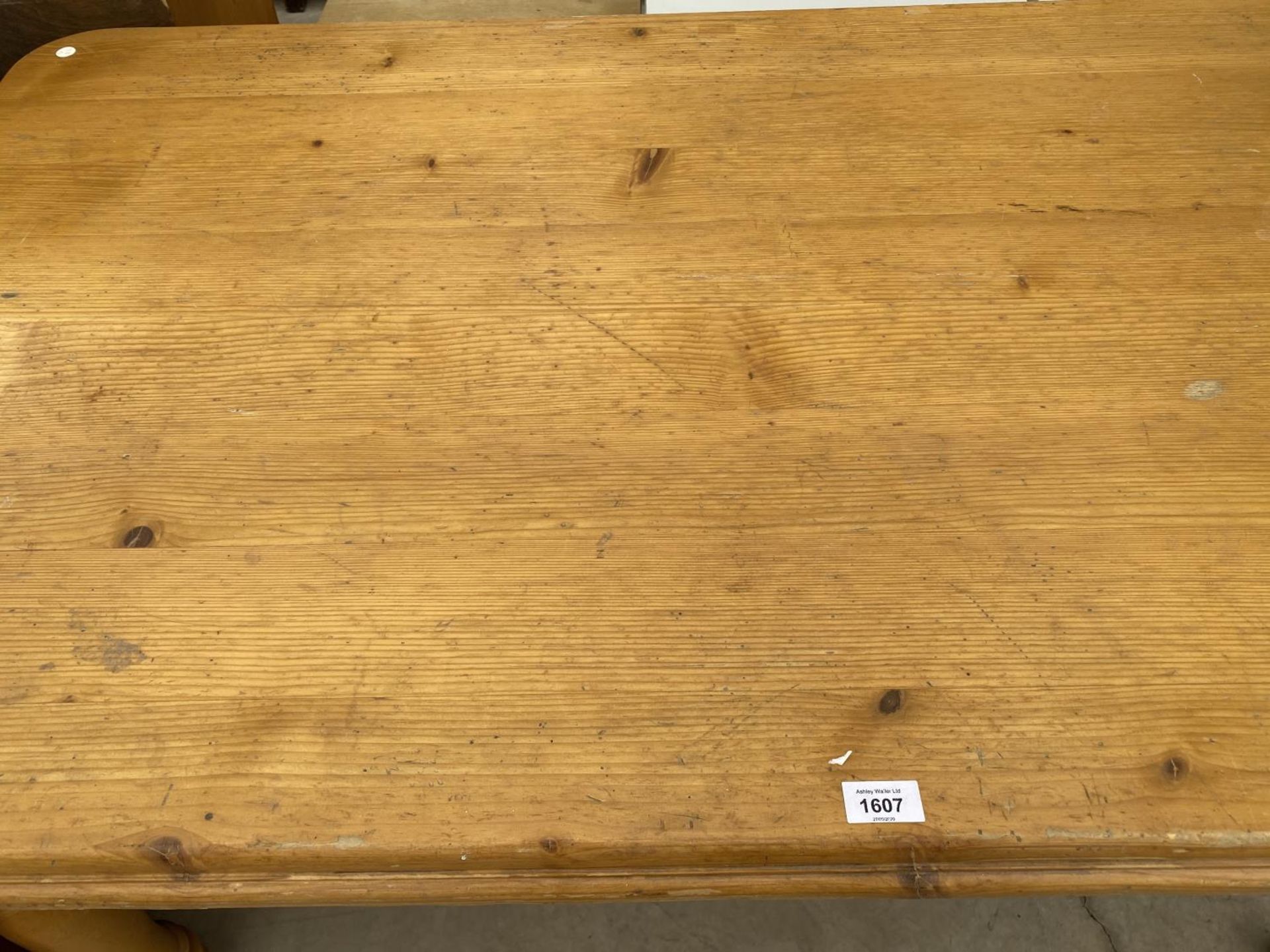 A RECTANGULAR PINE DINING TABLE - Image 2 of 3