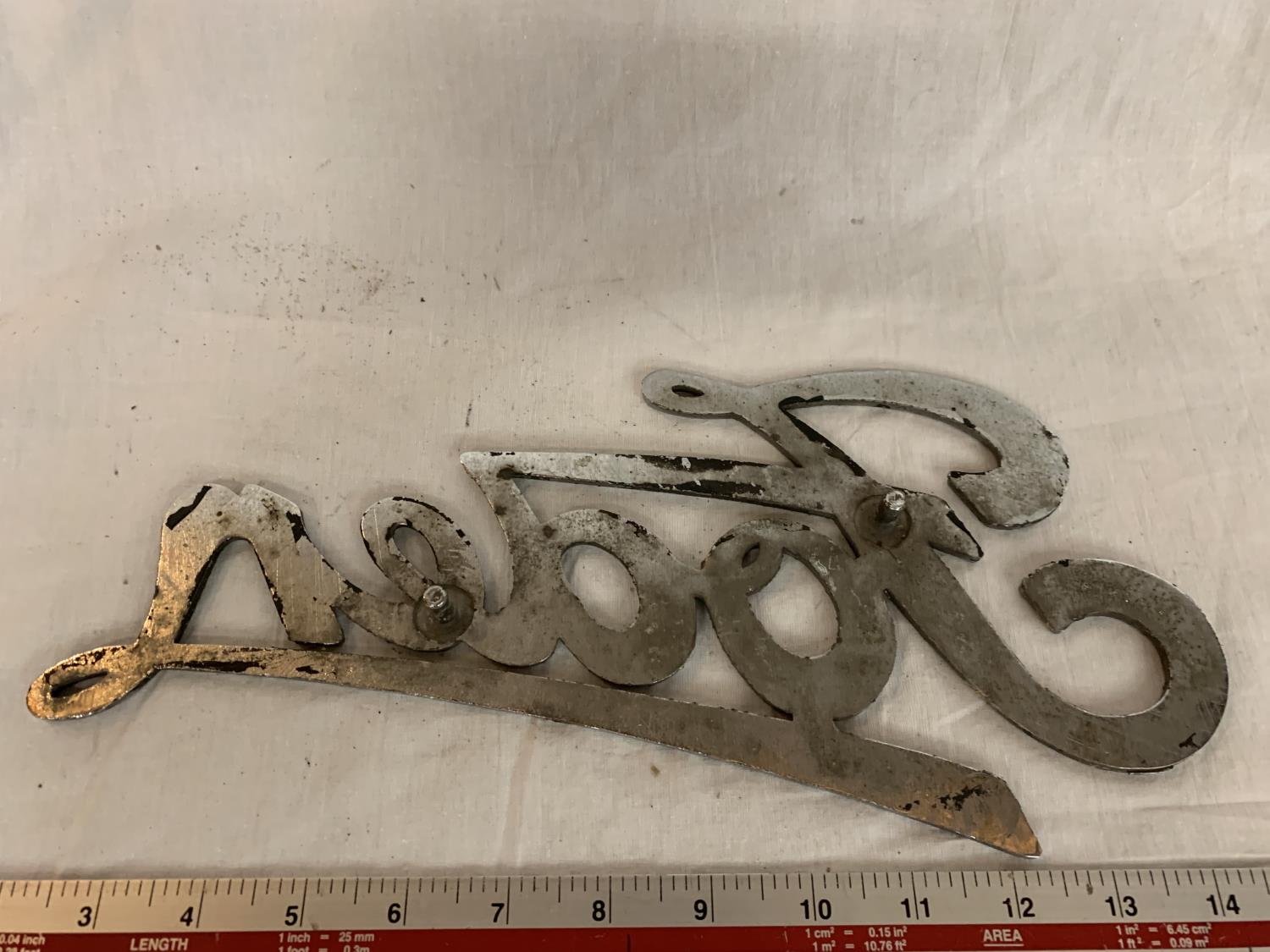 A METAL FODEN BADGE APPROXIMATELY 33CM LONG - Image 4 of 4