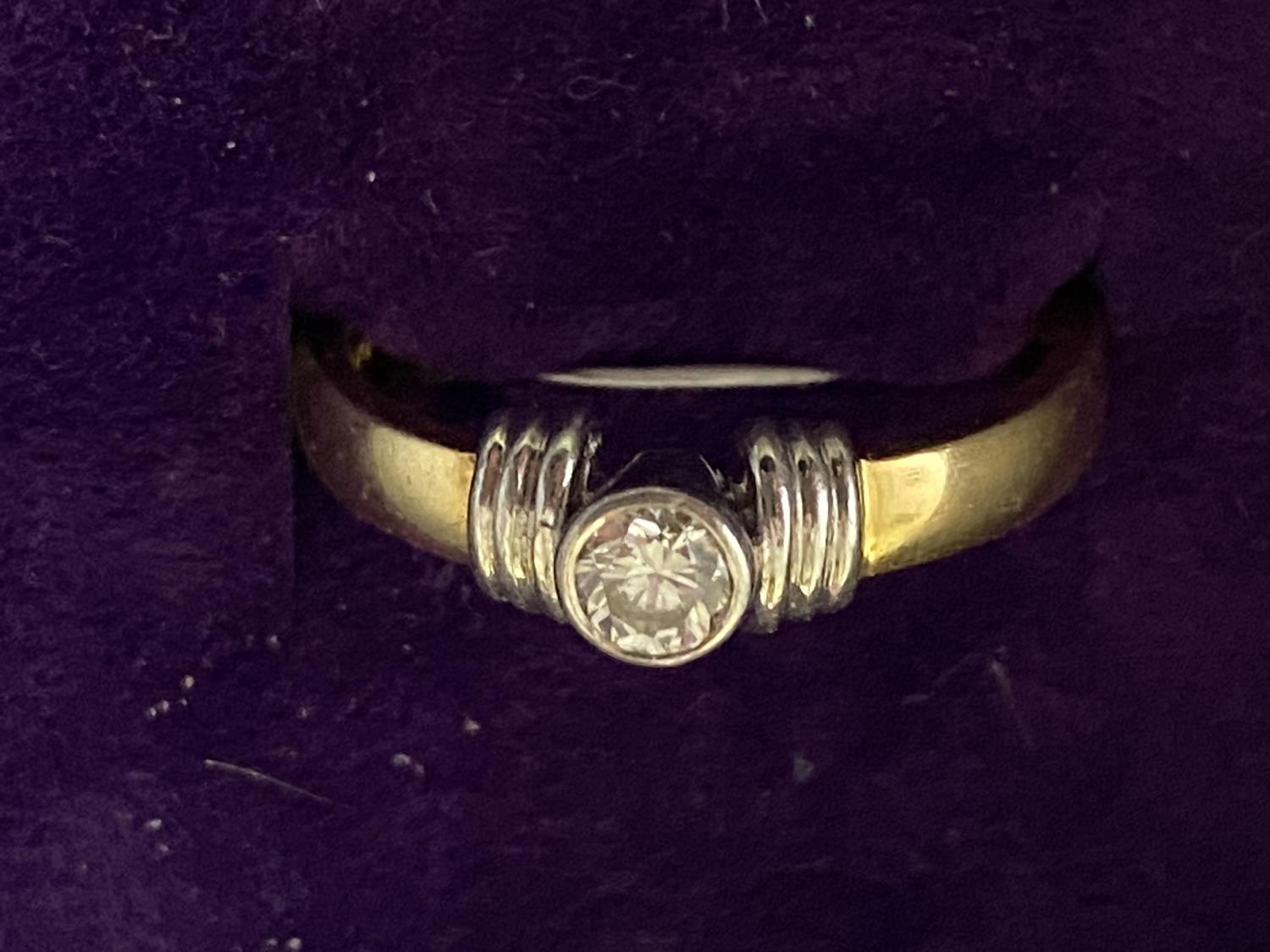 AN 18 CARAT YELLOW GOLD RING WITH CENTRE ROUND CUT DIAMOND. WEIGHT 4.7 GRAMS, RING SIZE N - Bild 2 aus 3