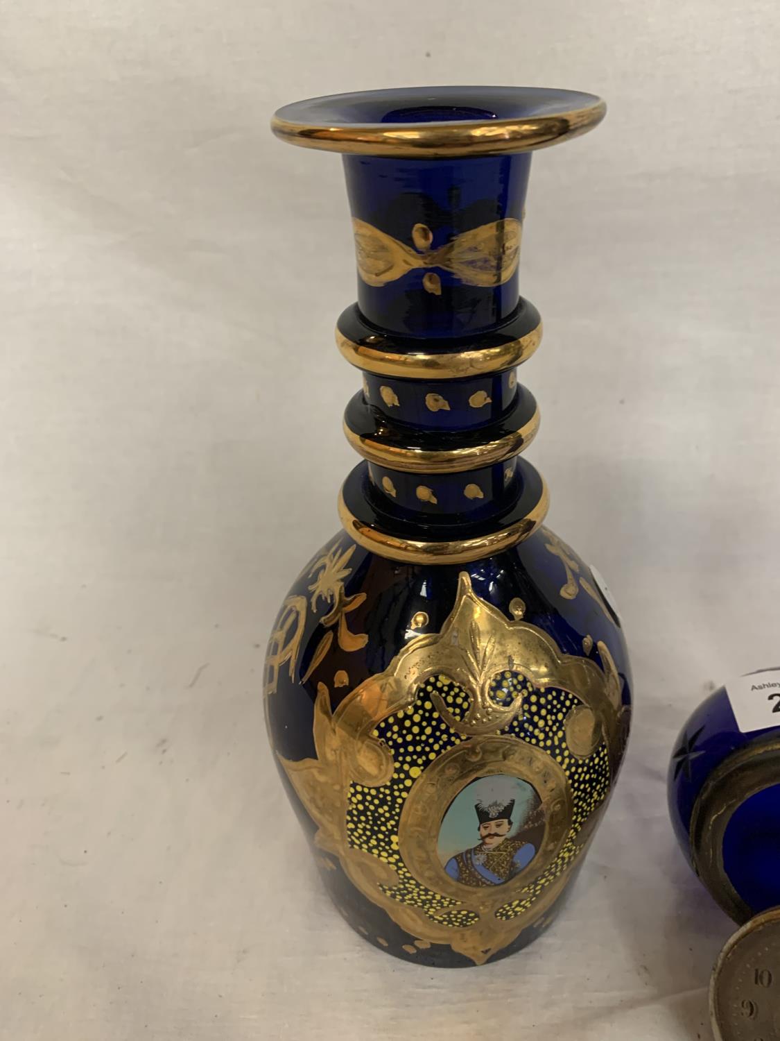 THREE ITEMS OF BLUE GLASSWARE TO INCLUDE A GILT PAINTED VASE, A BRANDY BOTTLE WITH GOLFING FIGURE - Image 2 of 6