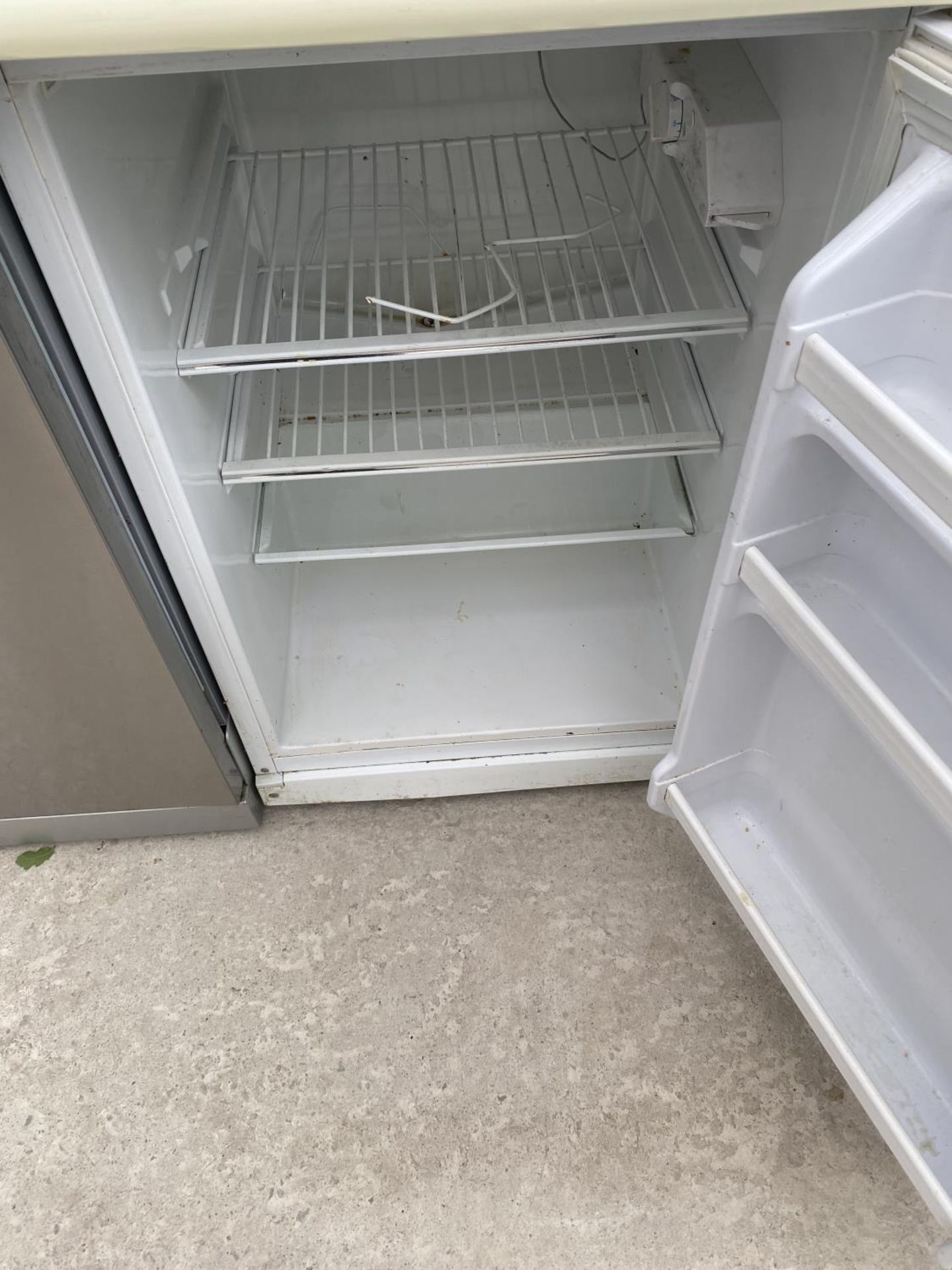 A PROLINE FRIDGE IN NEED OF CLEAN IN WORKING ORDER - Image 2 of 2