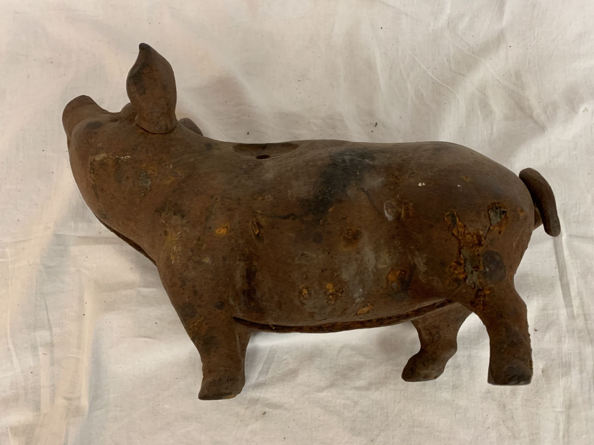 A VINTAGE CAST IRON PIG APPROXIMATELY 14 INCHES LONG - Image 2 of 4